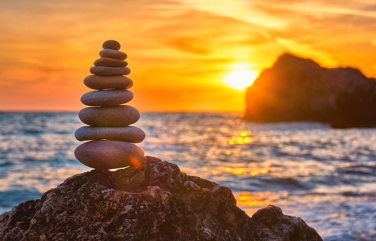 equilibrio del fengshui con piedras zen concepto atardecer